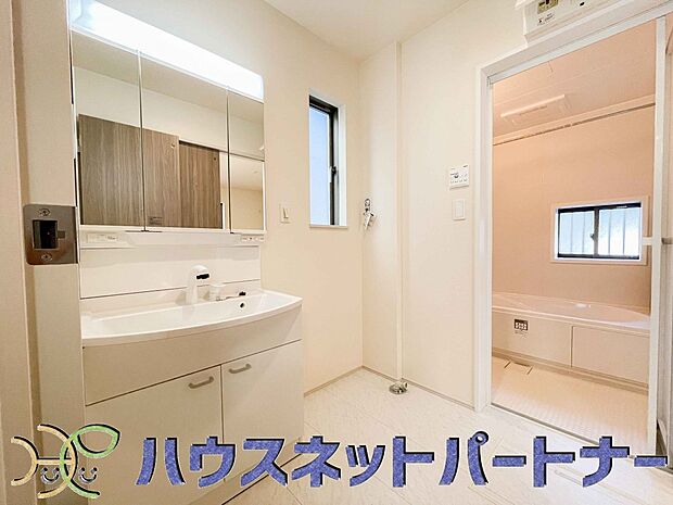 洗顔や手洗いはもちろん、シャンプーも行える多機能洗面台です。広い洗面台を使えば手洗い洗濯などにも利用できます。　