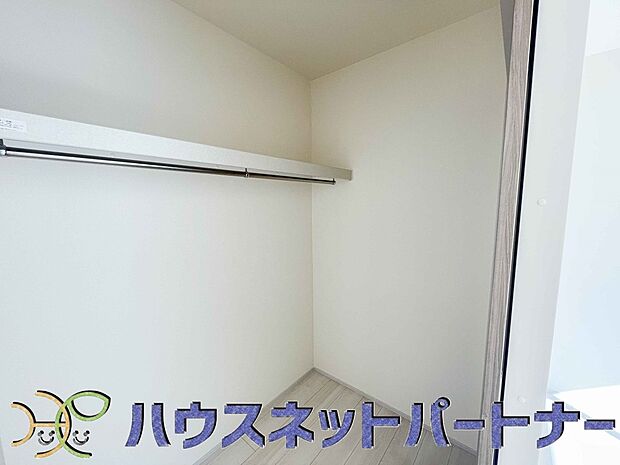 壁面クローゼットのメリットは、衣類が横一列に並ぶためひと目で洋服が選びやすいこと。衣類をたくさんお持ちの方も、限られたスペース内に無理なく収納することができます。