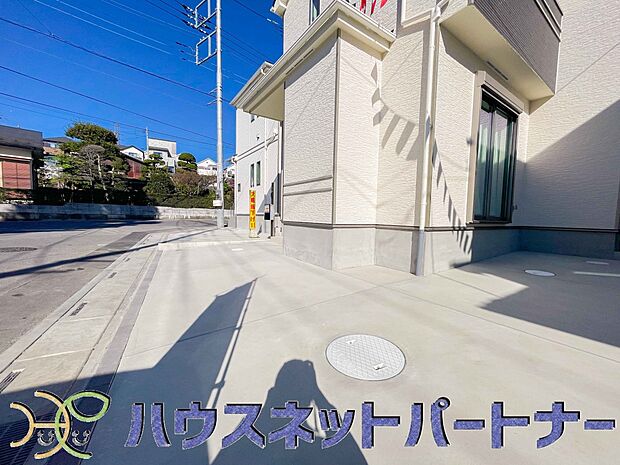 カースペース2台可。敷地内に駐車スペースが2台分確保されています。通勤、お出かけ、ショッピングなど、家族で出かける際の足となる車。状況に応じて使い分けたい、そんな方におすすめです。