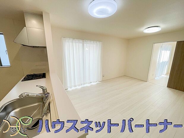 家族の様子を見ながらキッチンでお料理。一日の出来事を会話しながらの家事は嬉しいコミュニケーション。