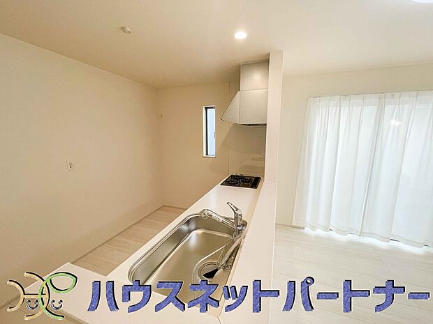 キッチン吊戸棚を無くす事によって、コミュニケーションを重視した設計に致しました。区画によって変わる一体感を、実際にご覧になって頂けましたらと思います。