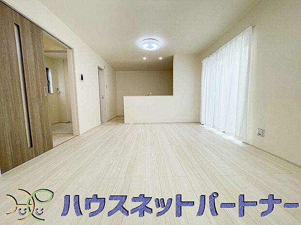 明るく開放的なダイニング。家族とのコミュニケーションが取りやすく、みんなの笑顔が溢れます。