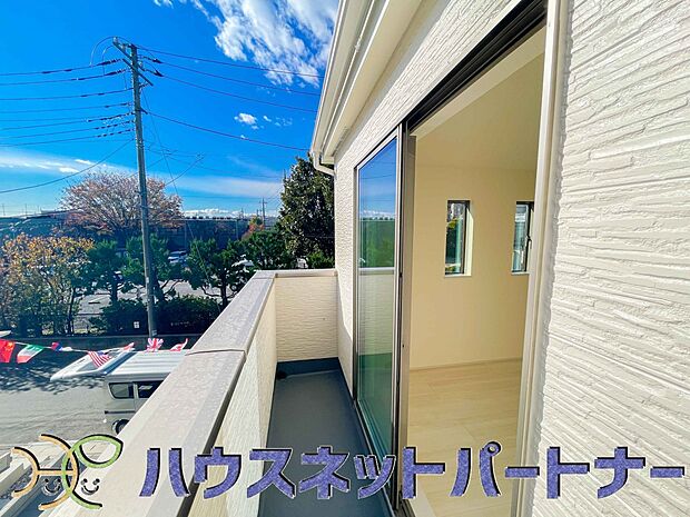 陽当りが良いと、洗濯物が乾きやすいですし、湿気やカビの心配も減るので快適です。寒い冬の日でも、日差しが届くと家の中が暖かくなりますね。