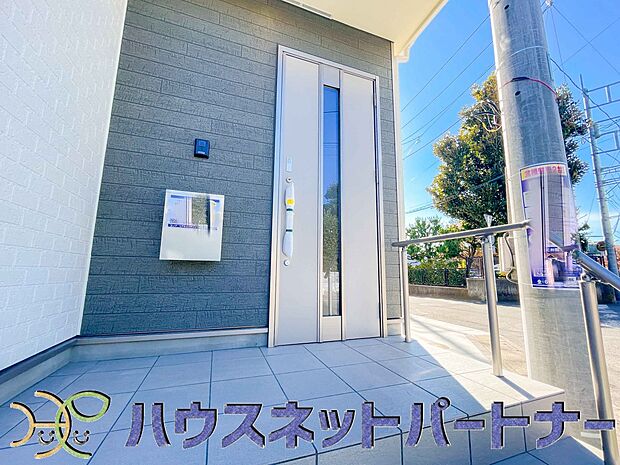 玄関前に季節のお花を置いて可愛く演出してみてはいかがですか。楽しいお家造りが待っています。