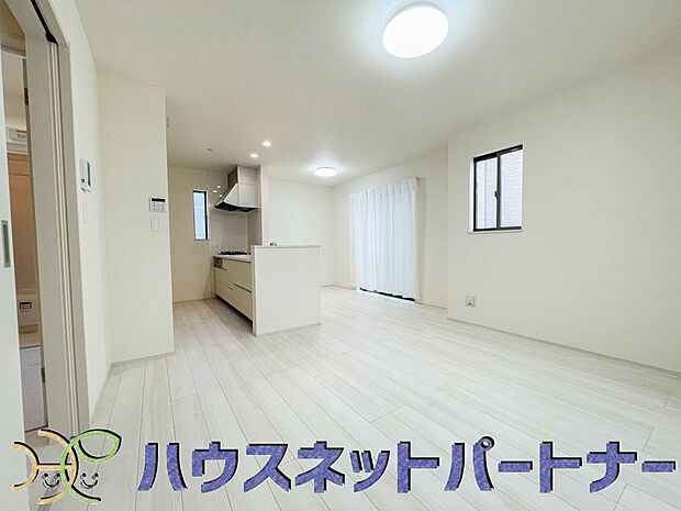 太陽の光が照らす明るいリビングは、開放感があり通風・採光に優れ、心地よい光と風が舞い込んできます。心休まるリビングは何よりも快適な時間を過ごせます。