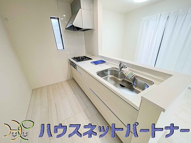 カウンターキッチンは広くて収納力もあるので、快適に料理をすることができます。食器や炊事用具を手の届くところに配置しやすいため調理もスピーディーです。