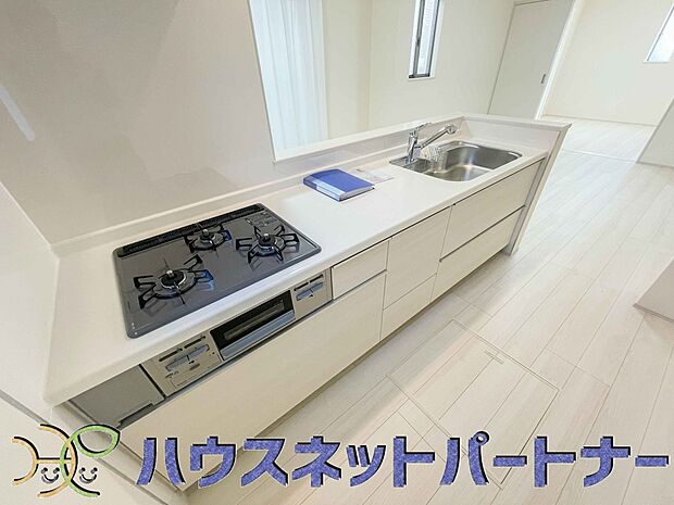 三口コンロで料理の幅を拡げてくれる使いやすいシステムキッチンを採用。洗い場も大きいので野菜や食器を洗ったりする際にも捗り、奥様の強い味方となってくれるはずです。