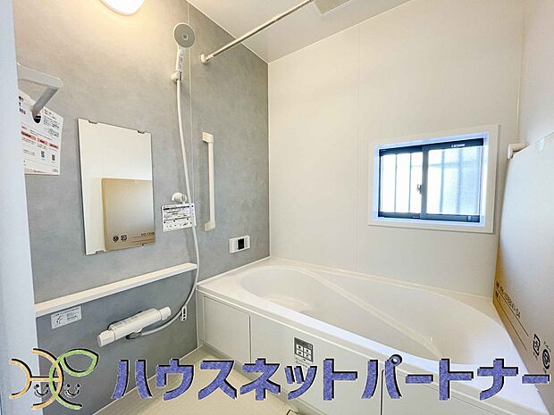 窓がある浴室は心地よいバスタイムを演出してくれます。早起きした日は朝風呂で一日の始まりです。