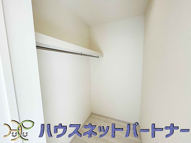 ウォークインクローゼットのメリットは、衣類の他、バッグやアクセサリーなど、身につけるものを一部屋に集めて管理できること。必要なときに見つけやすいです。