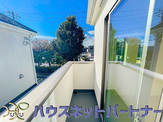 青い空が近くに感じるバルコニーは、爽やかな風をお部屋へ運んでくれます。