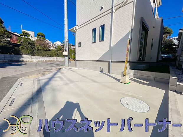 通勤や家族の送迎など、毎日の生活にマイカーが欠かせない方にとって駐車場は大事な条件。敷地内にカースペースがあれば、お出かけやお買い物の際の搬入出もらくらくです。