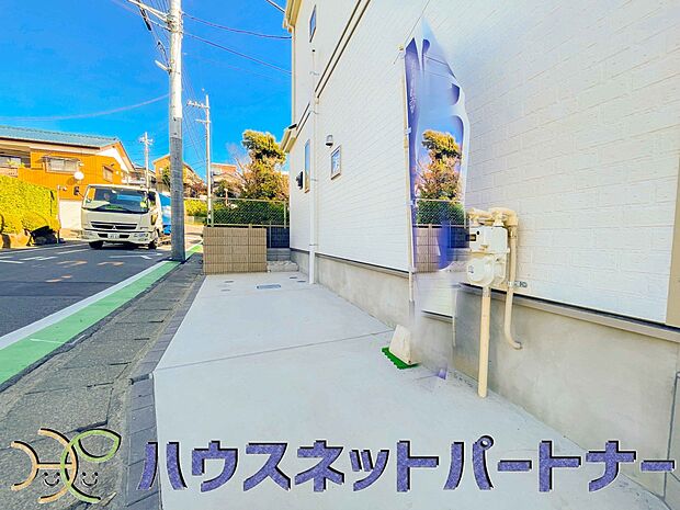 玄関横に駐車場なのでお買い物をした後は楽にお家へ。沢山お買物した時は助かりますね。