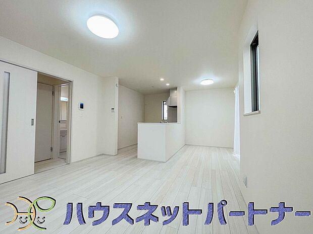 太陽の光が照らす明るいリビングは、開放感があり通風・採光に優れ、心地よい光と風が舞い込んできます。心休まるリビングは何よりも快適な時間を過ごせます。