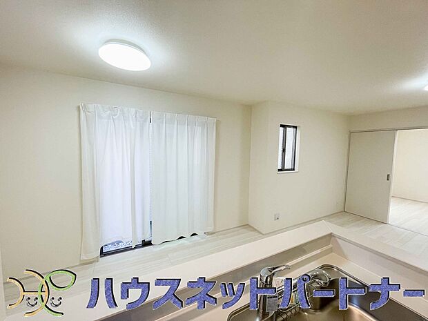 キッチン吊戸棚を無くす事によって、コミュニケーションを重視した設計に致しました。区画によって変わる一体感を、実際にご覧になって頂けましたらと思います。