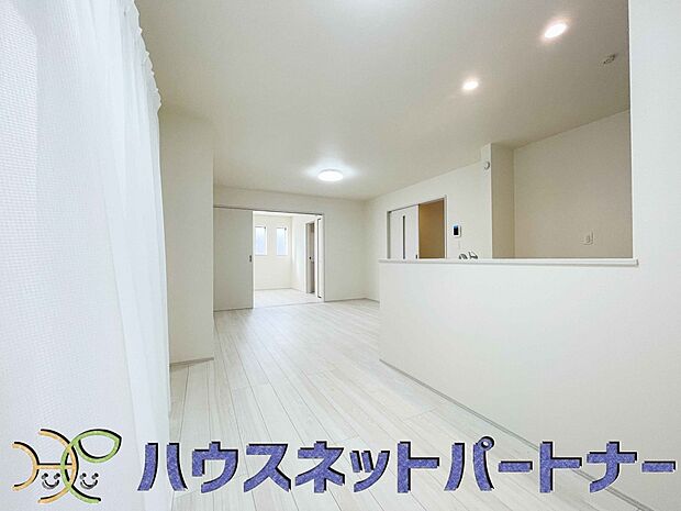 お料理できたらカウンターから手渡しができます。家族で会話をしながらお料理を楽しく。