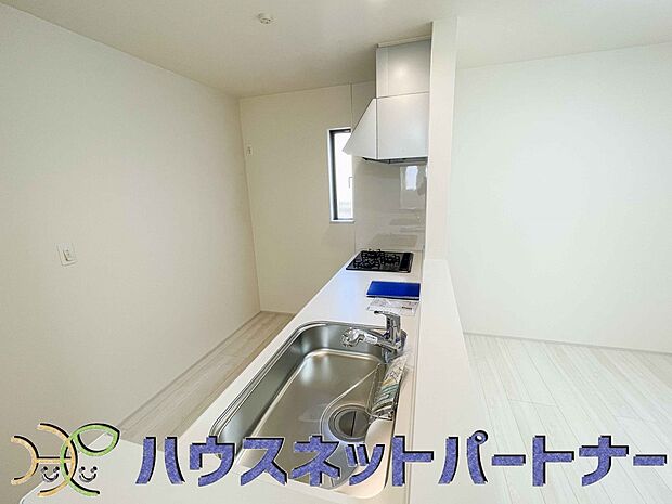 家族の様子を見ながらキッチンでお料理。一日の出来事を会話しながらの家事は嬉しいコミュニケーション。