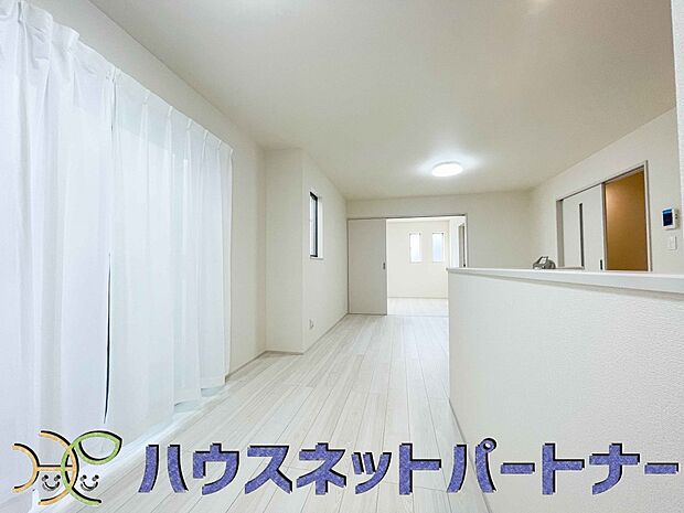 明るく開放的なダイニング。家族とのコミュニケーションが取りやすく、みんなの笑顔が溢れます