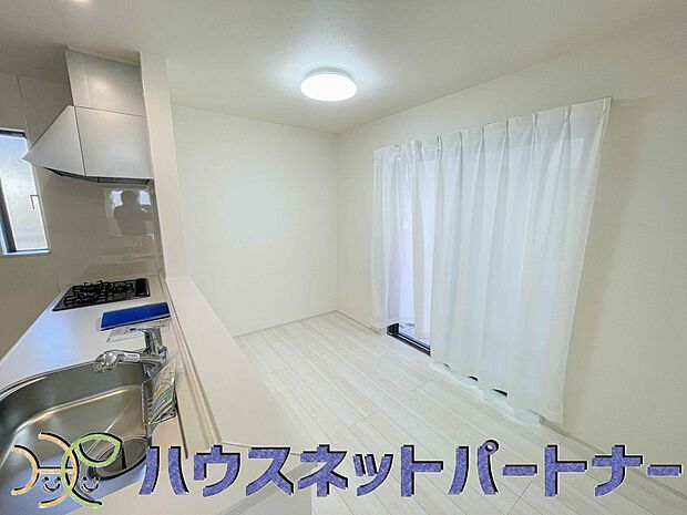 家族の様子を見ながらキッチンでお料理。一日の出来事を会話しながらの家事は嬉しいコミュニケーション。