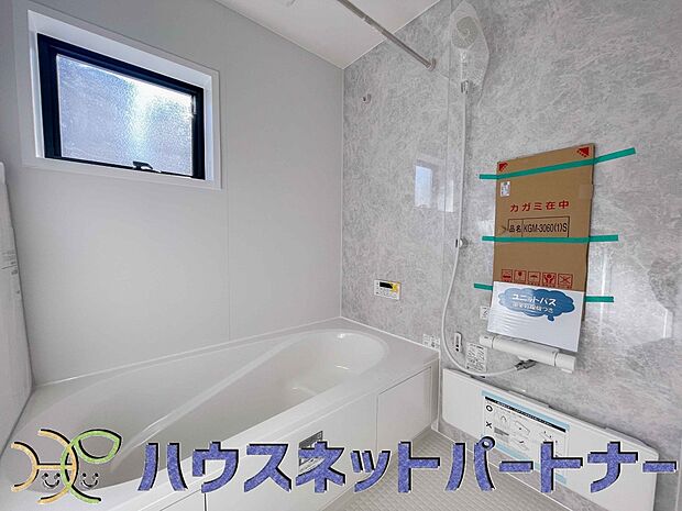 全身浴と半身浴ができる高い機能性と、満水容量を削減して水道・光熱費を節約しました。デザインとエコ性能を両立させた、これからのスタンダード浴槽です。