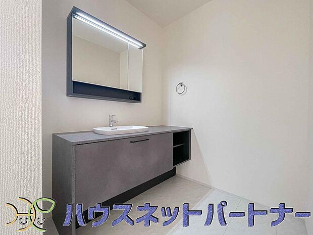 大きく見やすい三面鏡で清潔感ある洗面台は、身だしなみチェックや肌のお手入れに最適です。何かと物が増える場所だからこそ、スッキリと見映えの良い空間に拵えました。