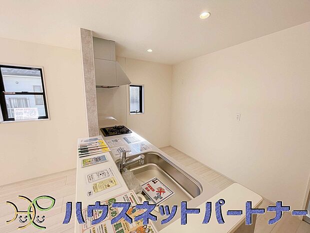 キッチン吊戸棚を無くす事によって、コミュニケーションを重視した設計に致しました。区画によって変わる一体感を、実際にご覧になって頂けましたらと思います。