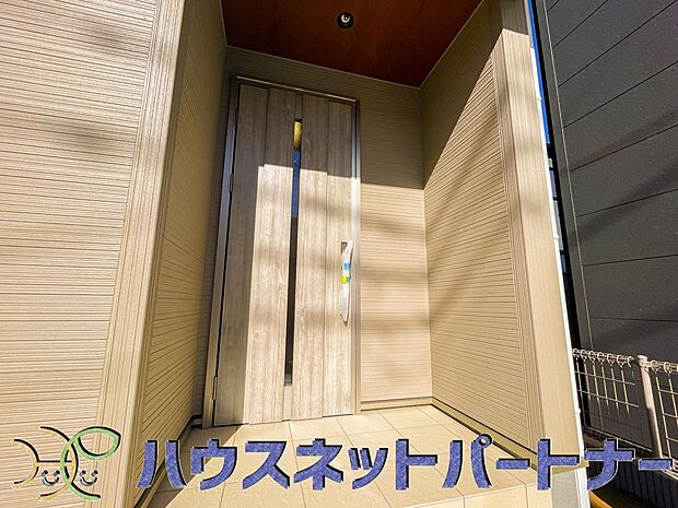 玄関の扉を開けるとそこは家族の待つお家。笑い声が聞こえてきそう。