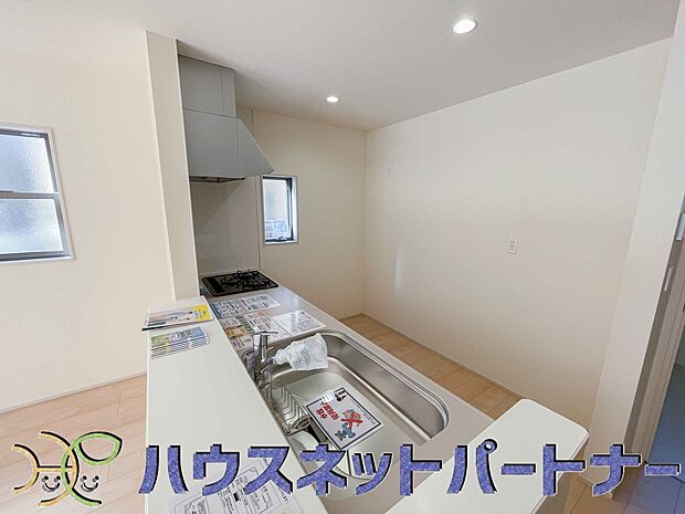 キッチン吊戸棚を無くす事によって、コミュニケーションを重視した設計に致しました。区画によって変わる一体感を、実際にご覧になって頂けましたらと思います。 