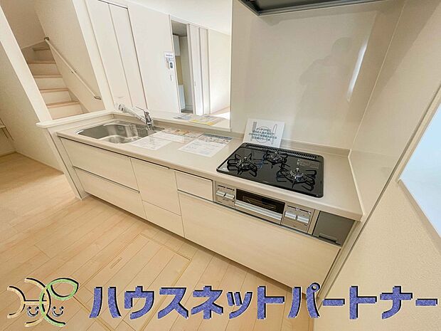 三口コンロで料理の幅を拡げてくれる使いやすいシステムキッチンを採用。洗い場も大きいので野菜や食器を洗ったりする際にも捗り、奥様の強い味方となってくれるはずです。