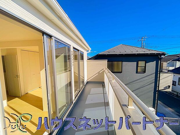 青い空が近くに感じるバルコニーは、爽やかな風をお部屋へ運んでくれます。