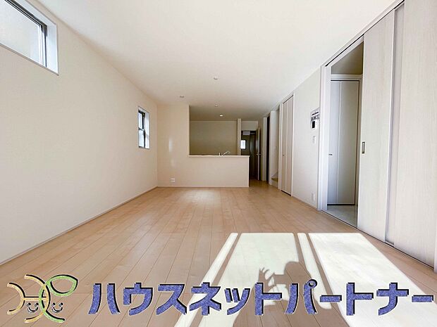 キッチンカウンターがあると配膳が楽なことがメリットの一つ。後片付けをするときも、ダイニングテーブルからあまり動かずに流し台へ運ぶことができるので便利です♪