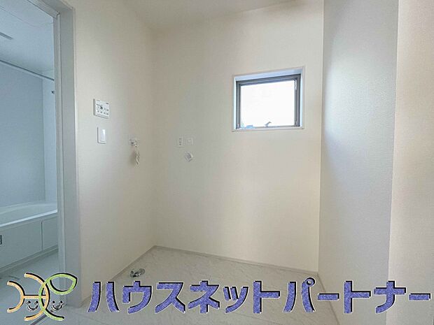 毎日使う洗濯機。しっかりと奥行きのある置き場が確保されています。