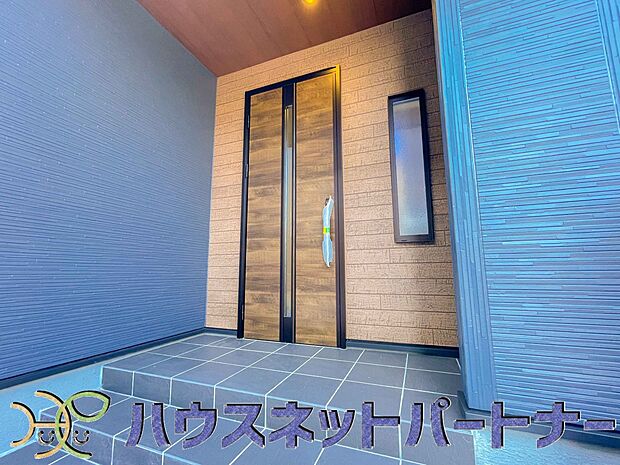 玄関の扉を開けると家族の待つお家。幸せを感じる瞬間です。