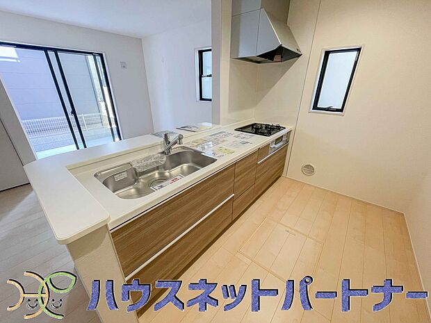 木目調のキッチンは落ち着いた雰囲気で収納もたくさん。嬉しい食洗器付です。汚れも目立ちません。