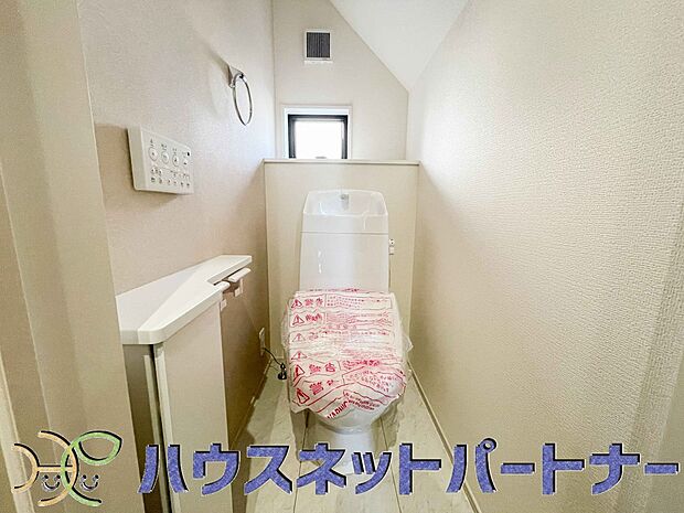 小窓を設置する事により明るく、通気性の良いトイレとなっております。中はゆとりのある大きさを確保しておりますので、ゆったりとお使い頂けます。