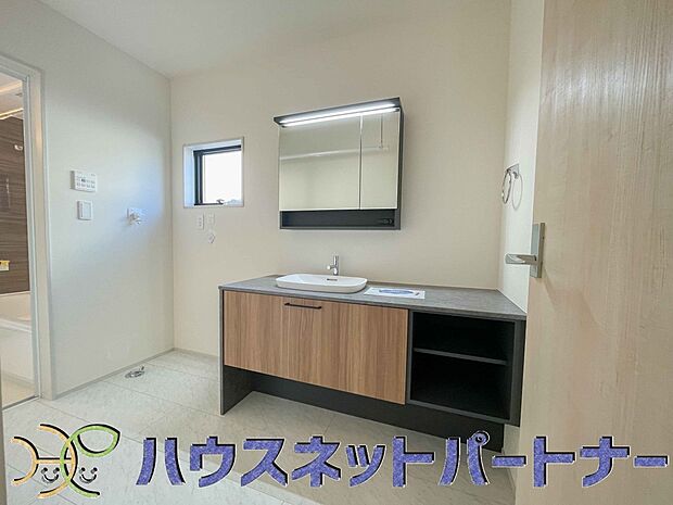 洗面室のある脱衣所は広々。脱いだお洋服をそのままお洗濯。