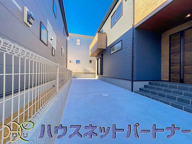 戸建ての購入を検討することになったきっかけに「駐車場を持てること」を挙げる方が多くいらっしゃいます。駐車場代金を支払続ける必要がないことは、駐車場付き戸建を持つ最大のメリットです。