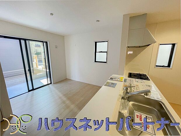 明るく開放的なオープンキッチン。家族とのコミュニケーションが取りやすく、みんなの笑顔が溢れます。