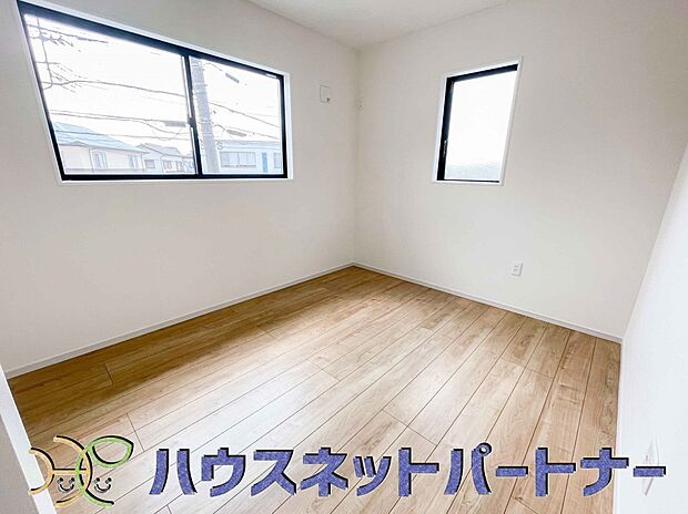 明るい窓のあるお部屋は子供部屋にぴったり。可愛い家具で素敵なお部屋に。