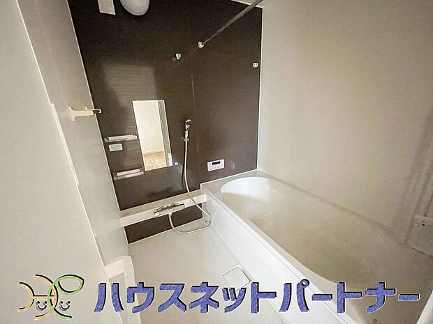 冬場にはヒヤッとしないように暖房機能、梅雨の時期には乾燥等、機能的で清潔感溢れる浴室。快適・清潔な空間で心も体もオフになる時間を楽しむことが可能です。