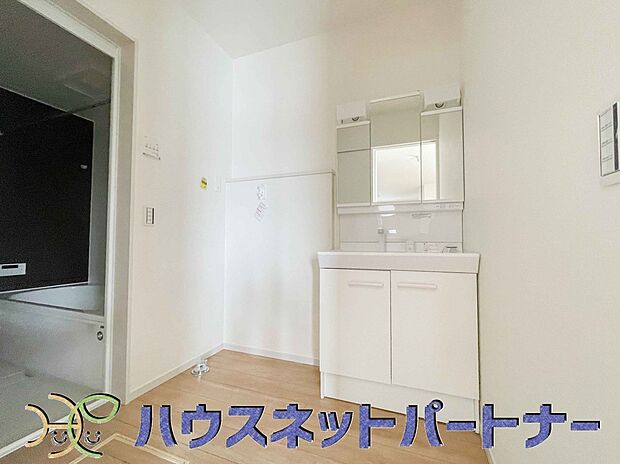 十分な大きさの洗面台は、身だしなみチェックや歯磨きなど、朝の慌ただしい時間でもホテルライクなスペースで余裕とゆとりを感じて頂けます。