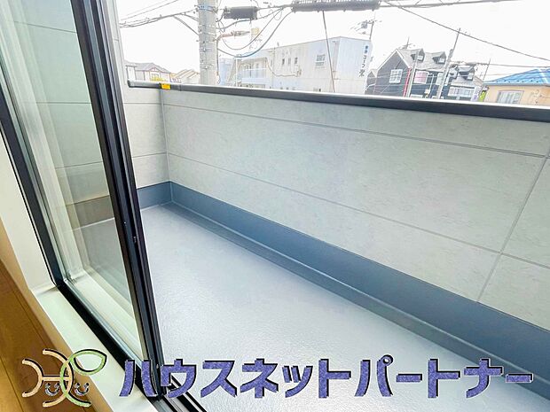 朝の澄んだ空気や、夕方に吹く清々しい風を五感で感じられるバルコニー。住まいの中で唯一屋外にあって、本当の自然を感じられるスペースです。