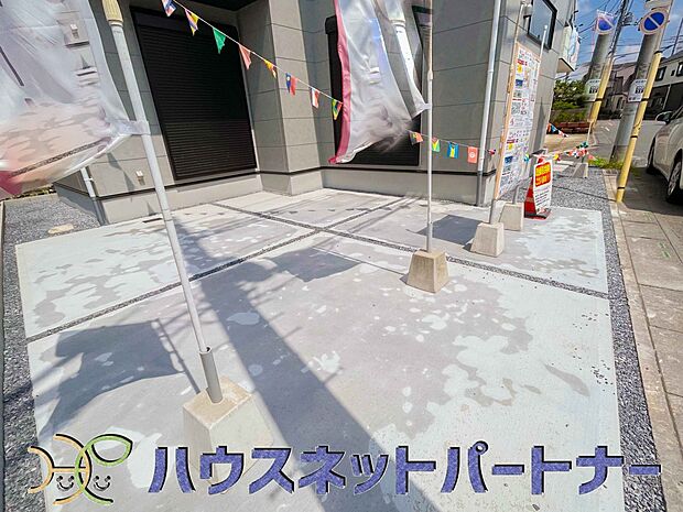 ゆったりとした駐車スペースを確保いたしましたので、大きめのお車でも駐車可能です。自転車やバイクなど、ゆとりのある敷地で置き場所に困ることはないでしょう。