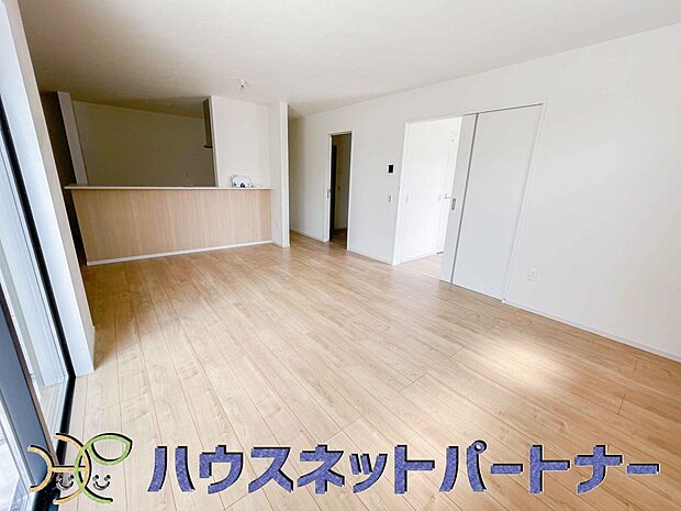 リビングは、食事スペースと寛げる場所設けてもまだ余裕の広さ。明るい光が照らしてくれます。