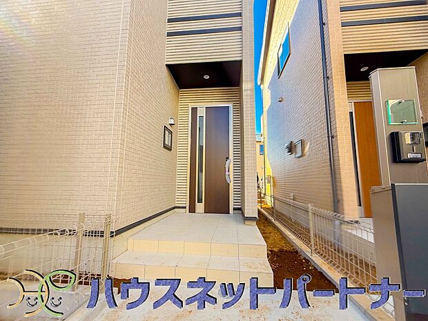 玄関前に季節のお花を置いて可愛く演出してみてはいかがですか。楽しいお家造りが待っています。