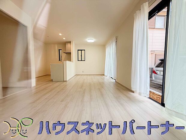 太陽の光が照らす明るいリビングは、開放感があり通風・採光に優れ、心地よい光と風が舞い込んできます。心休まるリビングは何よりも快適な時間を過ごせます。