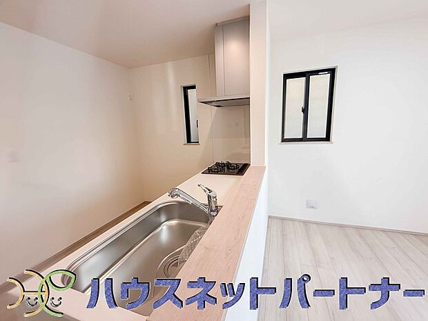 キッチン吊戸棚を無くす事によって、コミュニケーションを重視した設計に致しました。区画によって変わる一体感を、実際にご覧になって頂けましたらと思います。