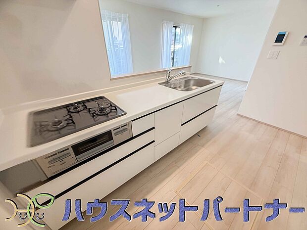 三口コンロで料理の幅を拡げてくれる使いやすいシステムキッチンを採用。洗い場も大きいので野菜や食器を洗ったりする際にも捗り、奥様の強い味方となってくれるはずです。