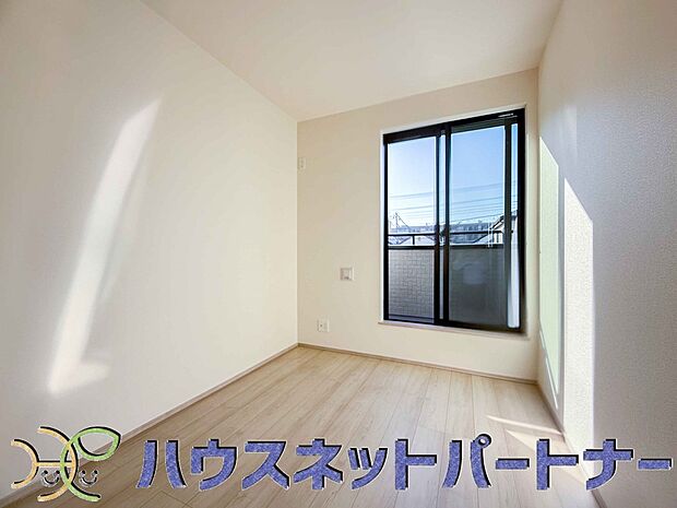 柔らかな日差しが入る洋室は落ち着いた雰囲気のお部屋です。ベッドを置いてゆったりと心も体も休まるお部屋へ。