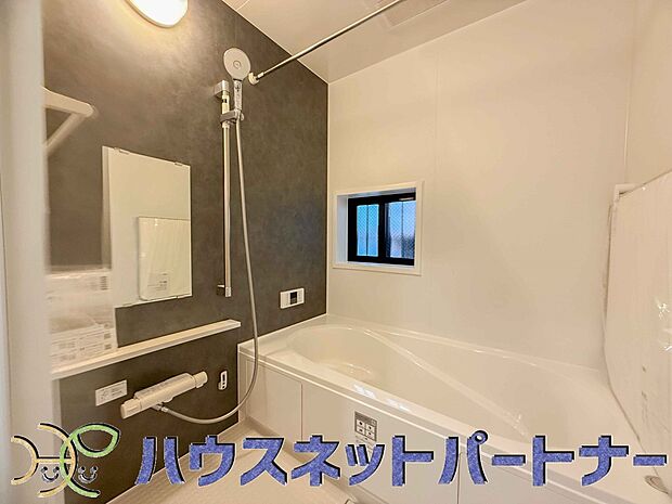 高級感溢れるカラーと大きさ・柔らかな曲線で構成された半身浴も楽しめるバスタブが心地よさをもたらします。窓もあるので換気もしっかりできますね。