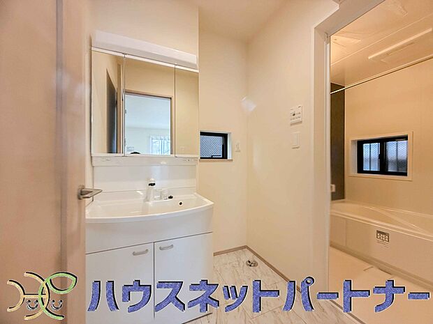 洗面室のある脱衣所は広々。脱いだお洋服をそのままお洗濯。